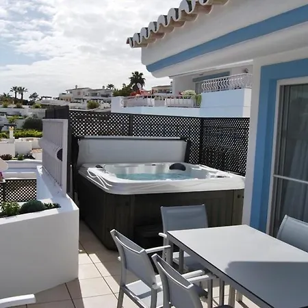 Sleeps 2 Air Con Wifi Apartment