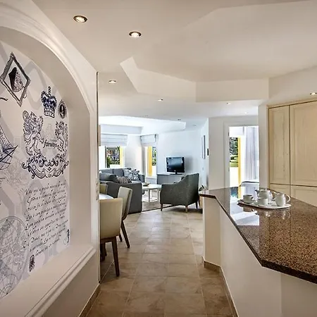 Sleeps 2 Air Con Wifi Apartment