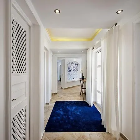 Sleeps 2 Air Con Wifi Apartment